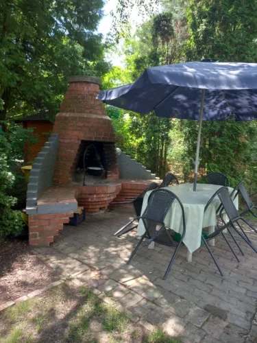 Kerti sütögető a kertben