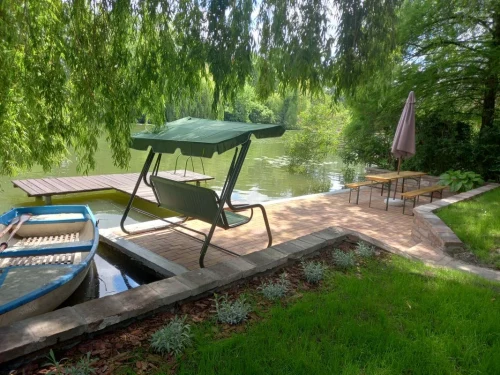 Hangulatos, nagy stég csónakkal, hintaággyal, sörpaddal