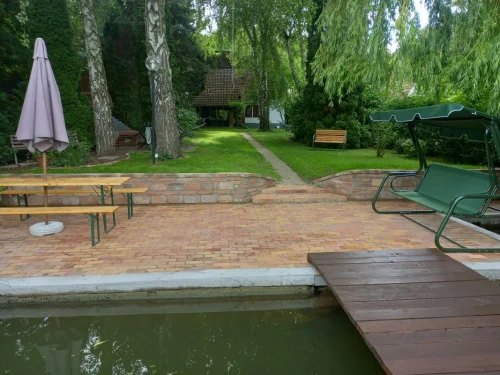 Üdülő a vízpart felől