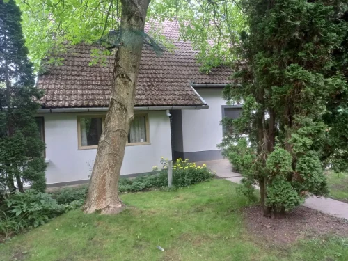 Nyaraló az utca felől