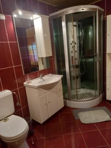 Földszinti fürdőszoba hidromasszázs zuhannyal