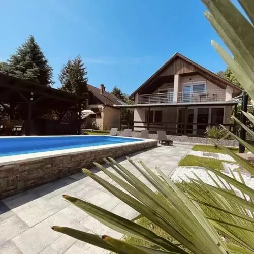 6 x 3 méteres, félsüllyesztett, szezonálisan fűthető medence a kertben