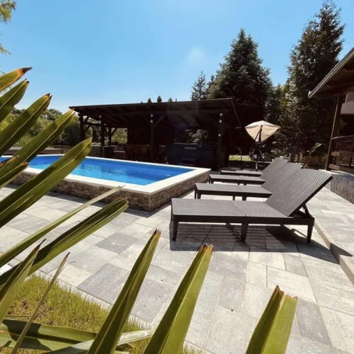 Kerti, fedett terasz és napozóágyak a medence mellett