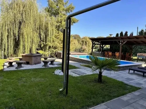 A vízparti nyaraló kertje