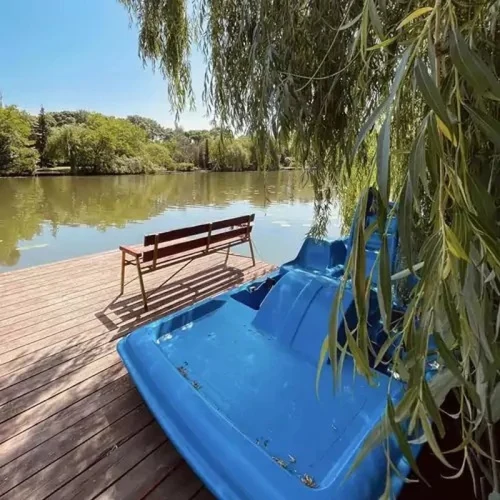 A vízparton vízibiciklizési, csónakázási lehetőség