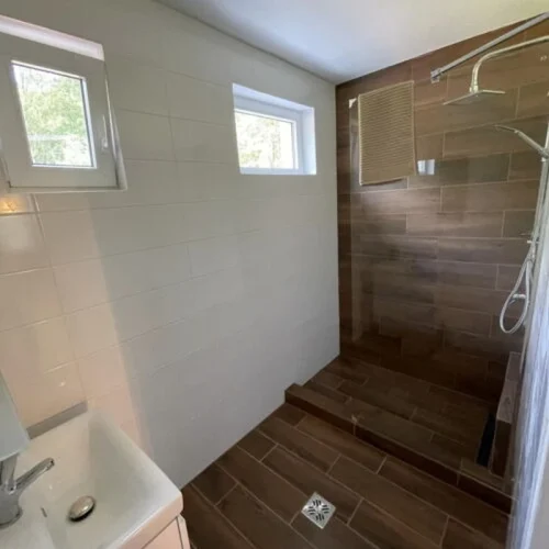 A 2 fürdőszoba egyike