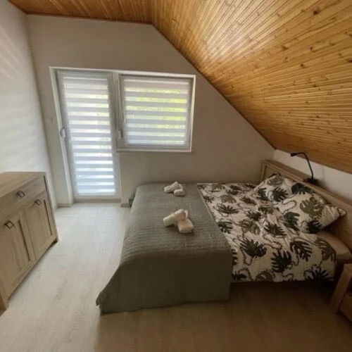 A 2 emeleti franciaágyas hálószoba egyike