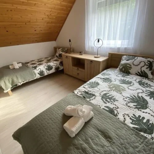 A 2 emeleti egyágyas elrendezésű szobák egyike