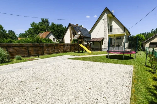 Az udvaron található játszótér és trambulin