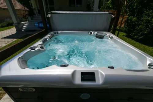 Egész évben működő jacuzzi