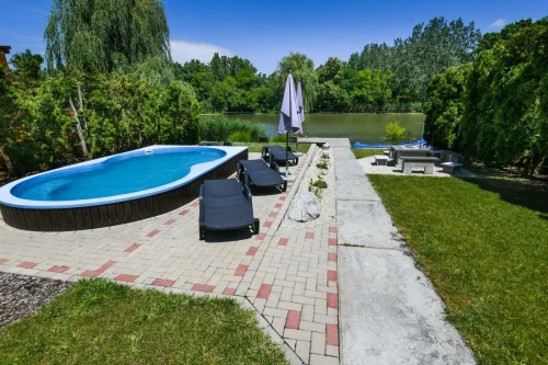 Medence és napozóágyak, kilátással a Holt-Körösre