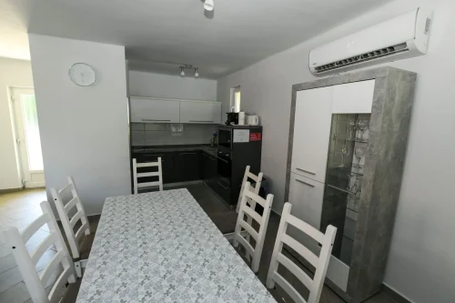 Teljeskörűen felszerelt konyha étkezővel