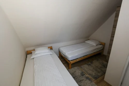 Emeleti hálószoba egyszemélyes ágyakkal