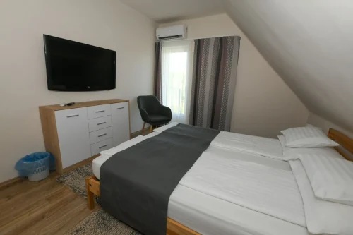 Erkélyes, franciaágyas hálószoba