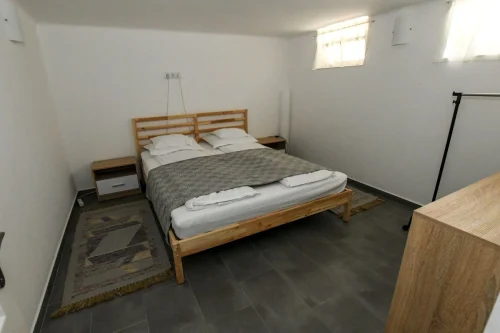 Franciaágyas hálószoba a pincerészben