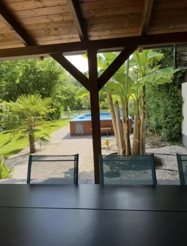 Festői kilátás a teraszról a vízpartra