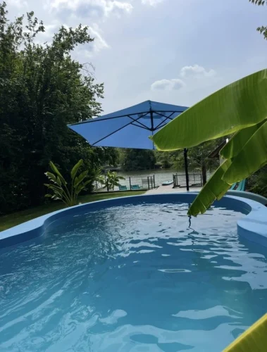 3x5 méteres, igény szerint fűthető medence gondoskodik a kikapcsolódásról