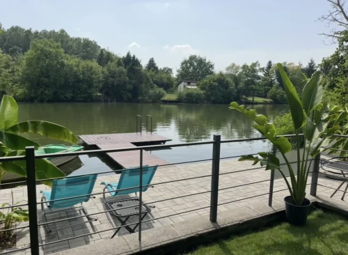 A közvetlen vízparton "T" alakú stégen van lehetőség a horgászásra, napozásra