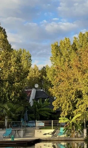 Nyaraló a  vízpart felől