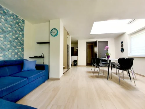 Földszint: amerikai konyhás nappali, étkező, pótágyazható sarokkanapé