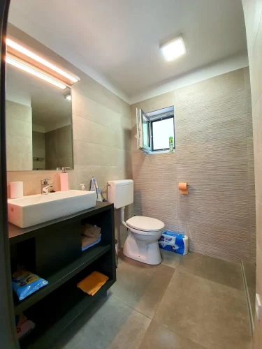 Földszint: tusolós fürdőszoba