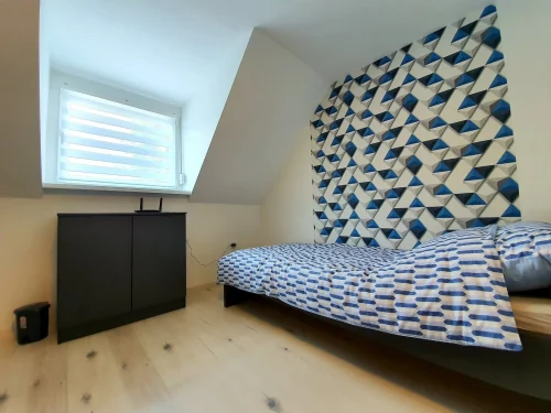 Az emeleti hálószobák egyike: egyszemélyes ágy