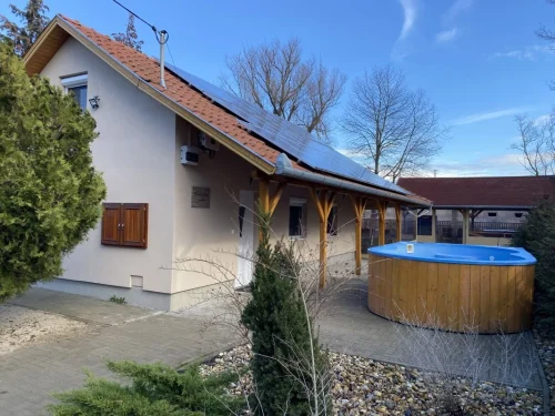 Nyaraló az utcafront felől, 3 x 5 méteres medencével