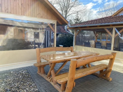 Fa kiülő a két üvegponyvázott terasz között