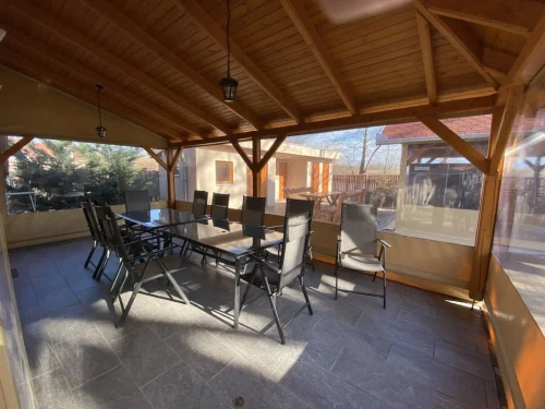 Tágas terasz 10 személyes étkezőasztallal