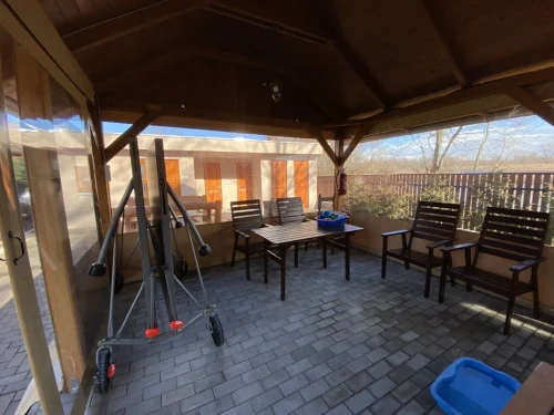 A jacuzzi mellett kisebb étkezőasztal és pingpongasztal