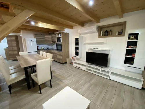 Tágas, igényesen kialakított nappali, étkező és konyha