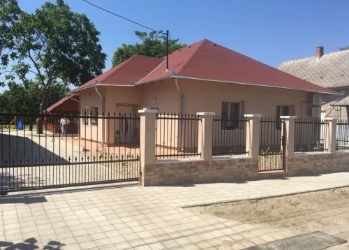 A cserkeszőlői vendégház az utcáról - a fürdő szomszédságában