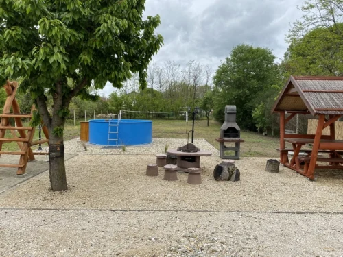 Sütögető és kültéri medence