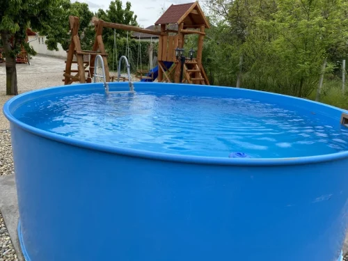 Medence és játszótér a kertben