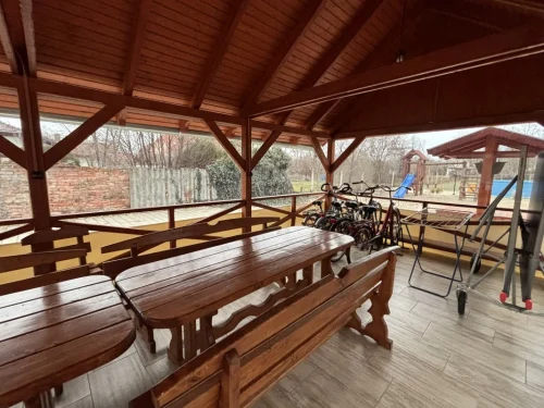 Nagy méretű, téliesíthető terasz a kertben kerti bútorokkal