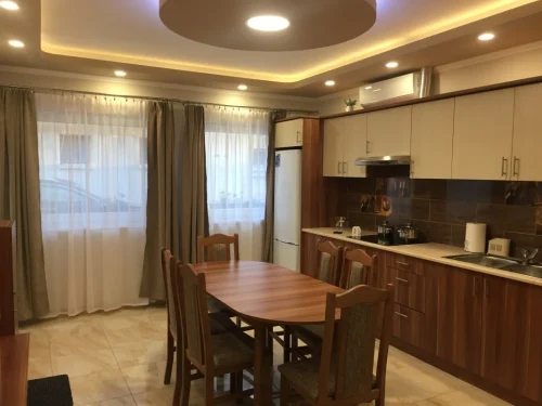 A nagyobbik lakrész konyhája étkezővel