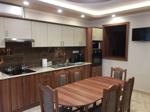 Ízlésesen berendezett, teljesen felszerelt konyha