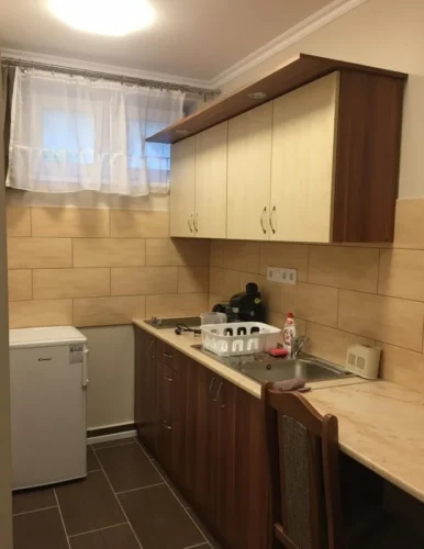 A kisebbik lakrész konyhája