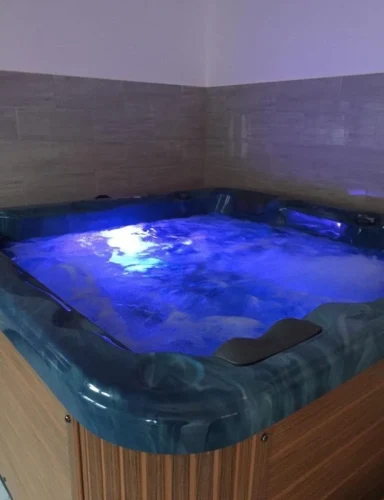 Fényterápiás jacuzzi a relaxációs részlegben
