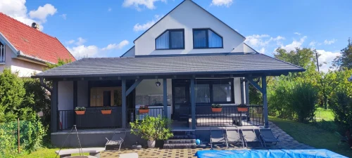 A közvetlen vízparti nyaraló és hangulatos terasza a vízpart felől