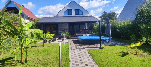 A kertben medence és bográcsozó hely is kialakításra került