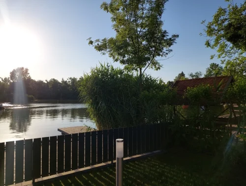 Elkerített vízpart saját stéggel