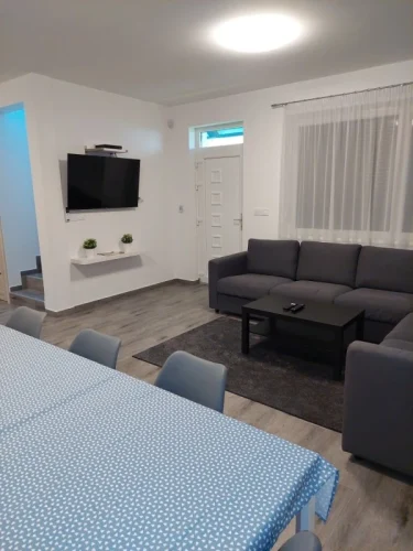 A nyaraló földszintje: tágas amerikai konyhás nappali