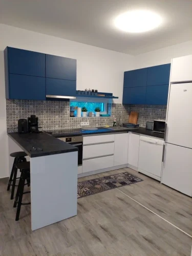 Teljesen felszerelt, modern stílusú konyha