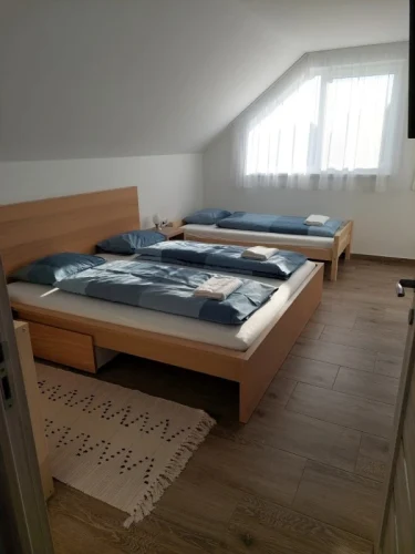 Emeleti négyszemélyes nagyszoba 1.