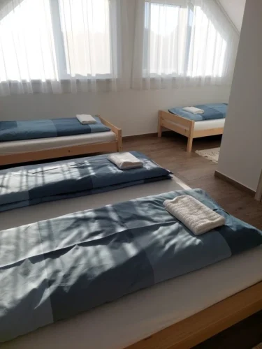 Emeleti négyszemélyes nagyszoba 2.