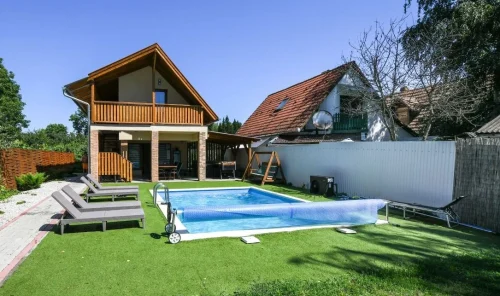 Vízparti nyaraló süllyesztett medencével