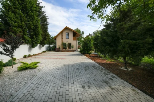 Nyaraló az utca felől - térkövezett területen parkolási lehetőség