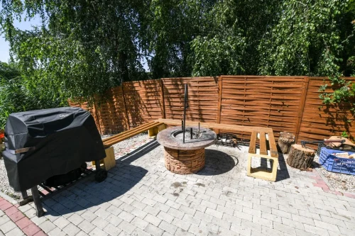 Hangulatos sütögető hely faszenes grillel