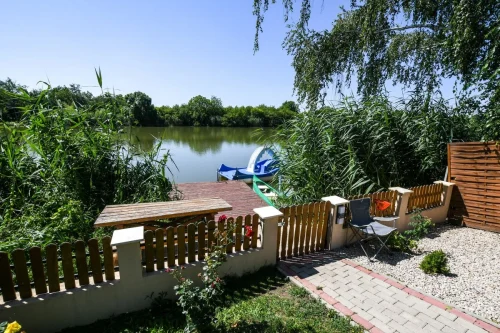 Elkerített, kiépített vízpart túrakenuval és vízibiciklivel